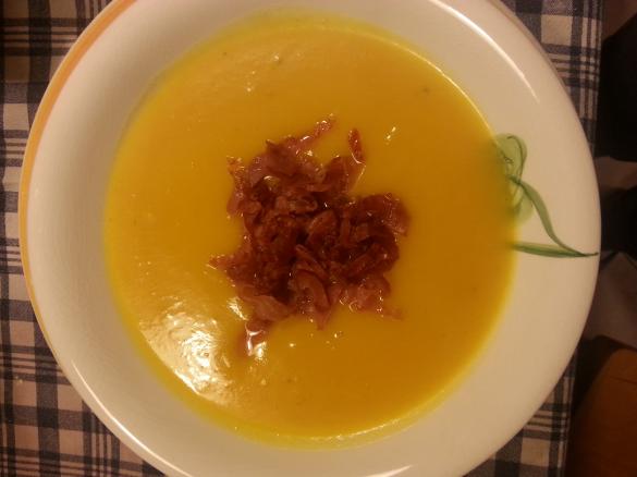 Vellutata di zucca con speck croccante