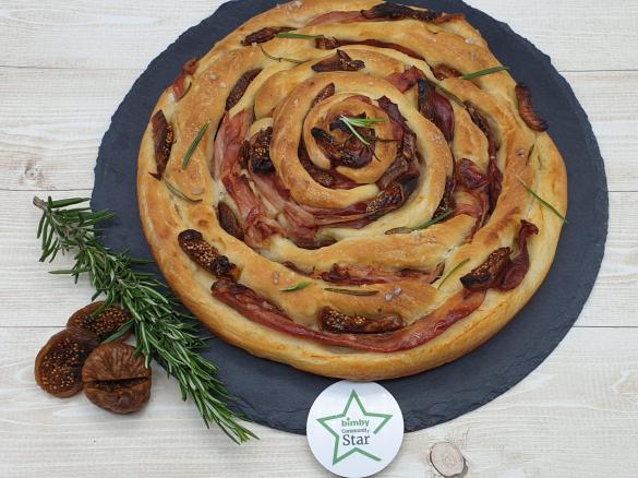 Girella di focaccia con speck e fichi