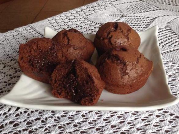 Muffin al cacao con cuore di crema gianduia