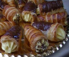 Cannoncini con crema chantilly