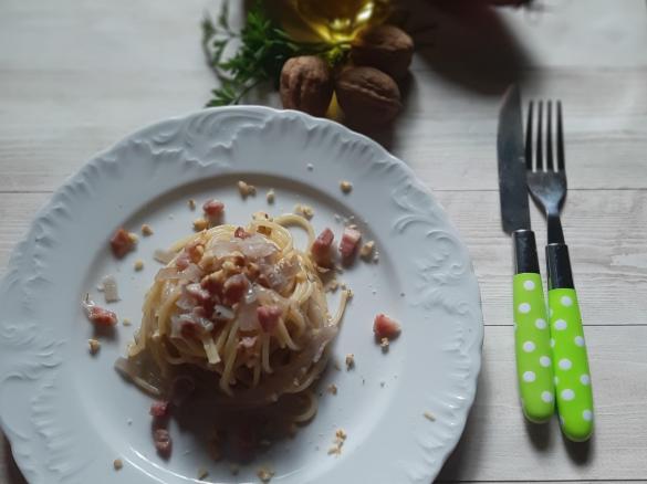 Spaghetti con cipolle rosse  pancetta affumicata e granelle di noci a modo mio