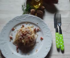 Spaghetti con cipolle rosse  pancetta affumicata e granelle di noci a modo mio