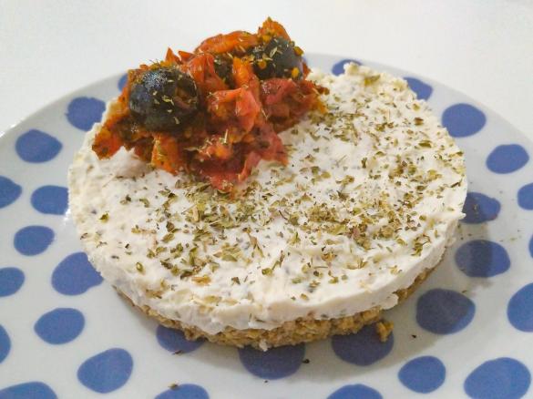 Cheesecake salata con ricotta e feta - senza burro e senza uova
