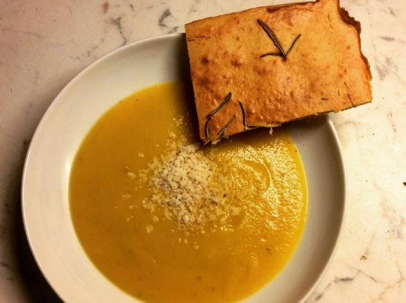 Vellutata di verdure con ciaccia di ceci