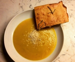 Vellutata di verdure con ciaccia di ceci