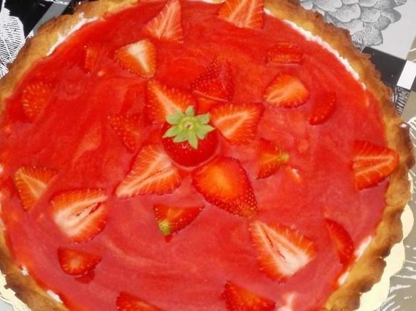 Crostata con crema di ricotta e coulis di fragole (con fruttosio)