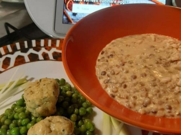 ZUPPA DI LENTICCHIE CON LATTE DI MANDORLE E CURRY  POLPETTINE DI PESCE  SAPORITE CON CONTORNO DI PISELLINI  MAIONESE AL LIME  ( cenetta bimbyne)