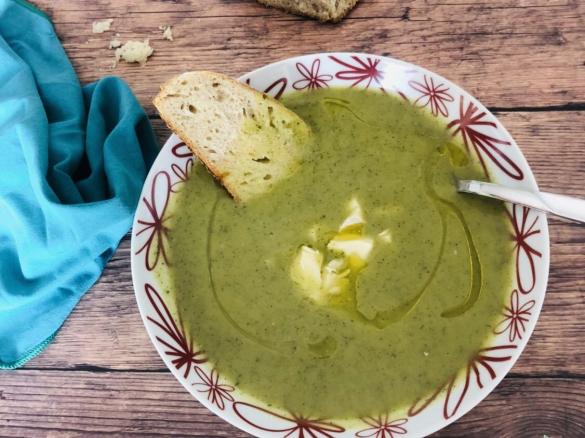 Vellutata di zucchine con pesto e brie