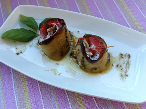 Rotolini di melanzane e peperoni ripieni
