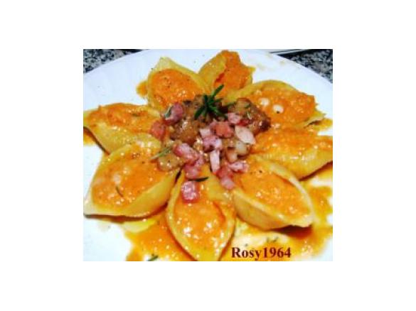 Conchiglioni ripieni di zucca gialla con porcini e speck al profumo di rosmarino