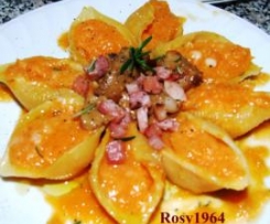 Conchiglioni ripieni di zucca gialla con porcini e speck al profumo di rosmarino
