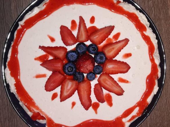 TORTA ALLO YOGURT FRAGOLE E MIRTILLI