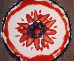 TORTA ALLO YOGURT FRAGOLE E MIRTILLI