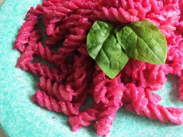 Pasta al pesto di rapa rossa e ricotta