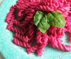 Pasta al pesto di rapa rossa e ricotta