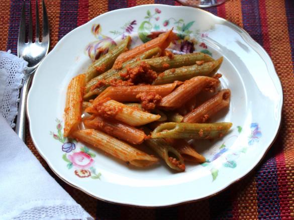 Ragu' alla bolognese vegano con fiocchi di soia e penne tricolore al pomodoro e spinaci.