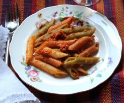 Ragu' alla bolognese vegano con fiocchi di soia e penne tricolore al pomodoro e spinaci.