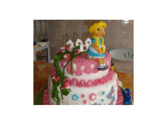 Torta compleanno con pasta di zucchero a due piani