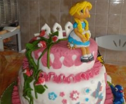 Torta compleanno con pasta di zucchero a due piani