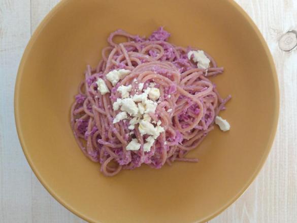 Pasta con pesto di cavolo viola e feta