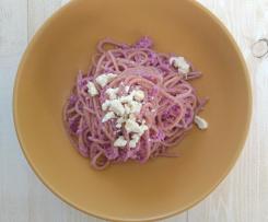Pasta con pesto di cavolo viola e feta