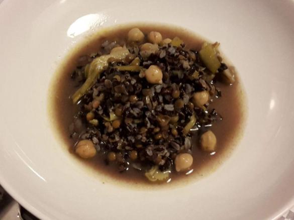 Minestra di riso venere con carciofi e legumi