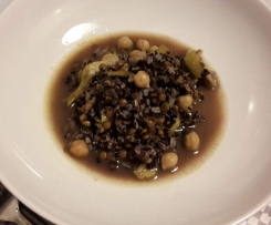 Minestra di riso venere con carciofi e legumi