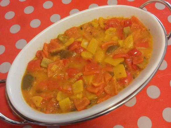 Peperonata con pomodoro fresco e capperi
