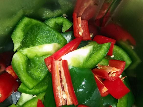 Salsa piccante di peperoncini e peperoni per formaggi