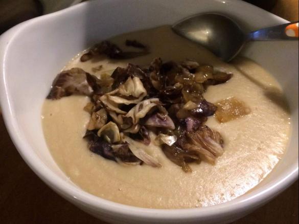 Crema di fagioli con cipolla e radicchio