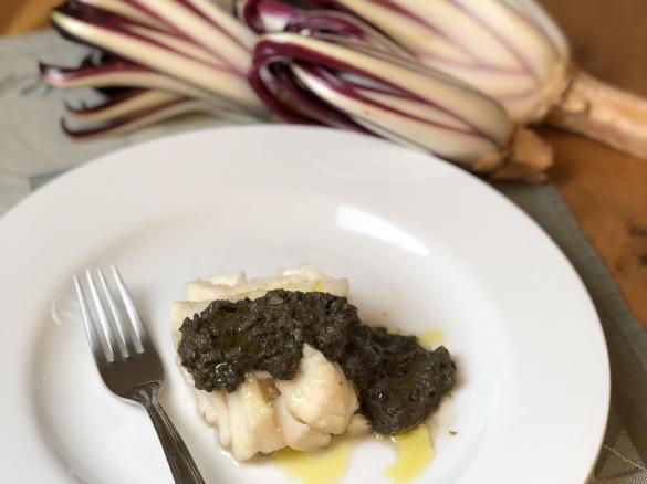 Merluzzo con salsa al radicchio e olive