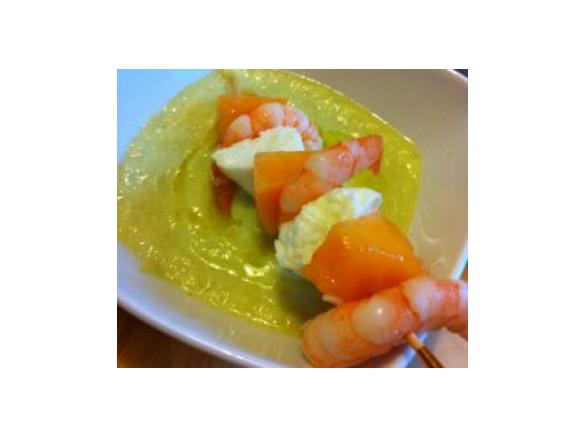 Spiedino di gamberetti, mozzarella e melone su crema di zucchine