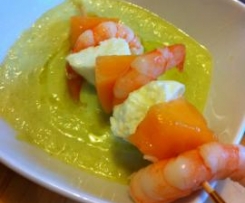 Spiedino di gamberetti, mozzarella e melone su crema di zucchine