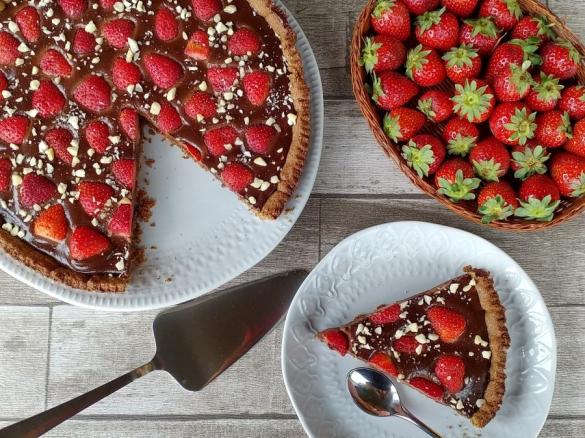 Crostata senza glutine con crema di mandorle e fragole