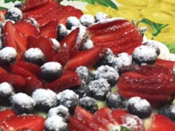 Fragole e mirtilli su pan di Spagna e crema