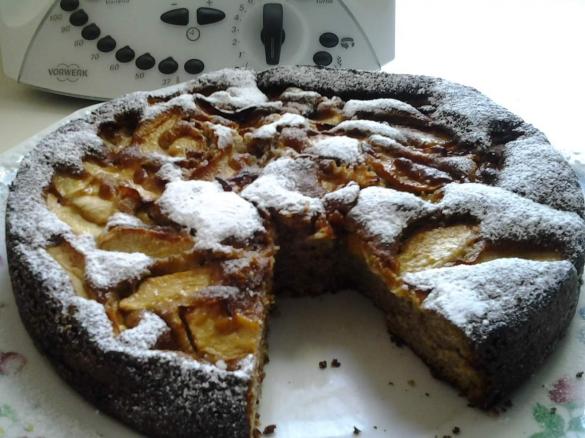 Torta di mele, noci e zucchero di canna
