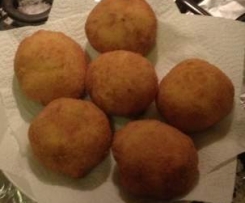 Arancini di patate con ripieno di carne speziata