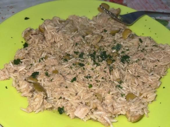 Basmati integrale con olive verdi e tonno