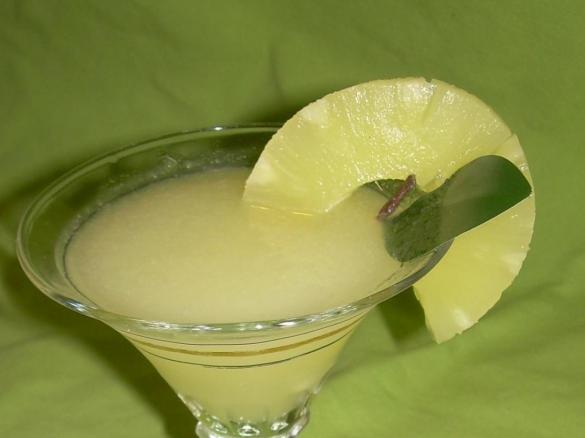 bibita alcolica all'ananas