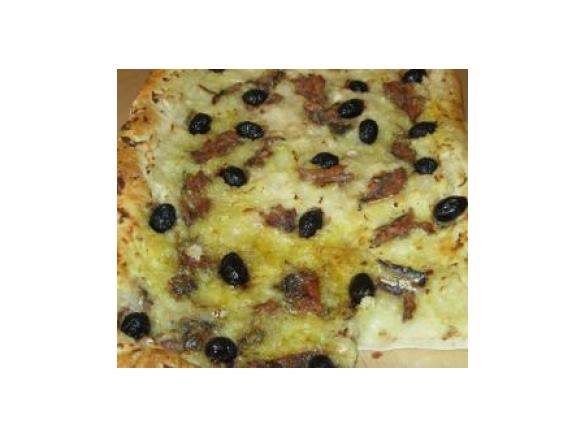 Focaccia con cipollotti, acciughe, olive nere