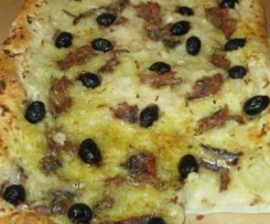 Focaccia con cipollotti, acciughe, olive nere