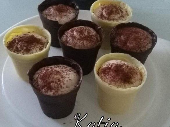 Bicchierini di cioccolato bianchi e neri con mousse al Baileys 