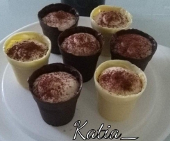 Bicchierini di cioccolato bianchi e neri con mousse al Baileys 