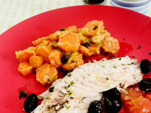 Salpe al cartoccio con contorno di carote e porri