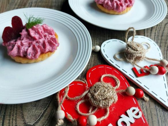 Biscotti al pecorino e mousse di barbabietola