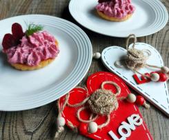 Biscotti al pecorino e mousse di barbabietola