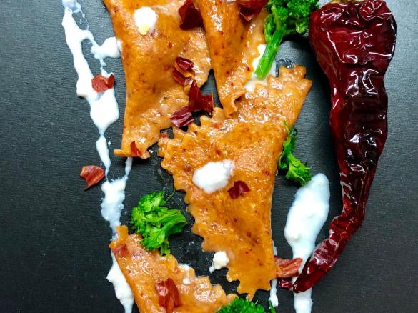 Ravioli di sfoglia al peperone crusco con ripieno di rape, alici e burrata