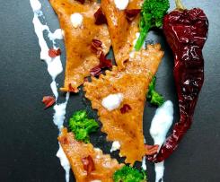 Ravioli di sfoglia al peperone crusco con ripieno di rape, alici e burrata