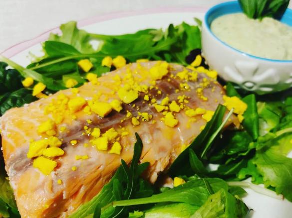 Salmone in sottovuoto con salsa all'avocado