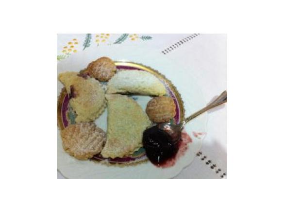 Fagottini ripieni ai frutti di bosco.